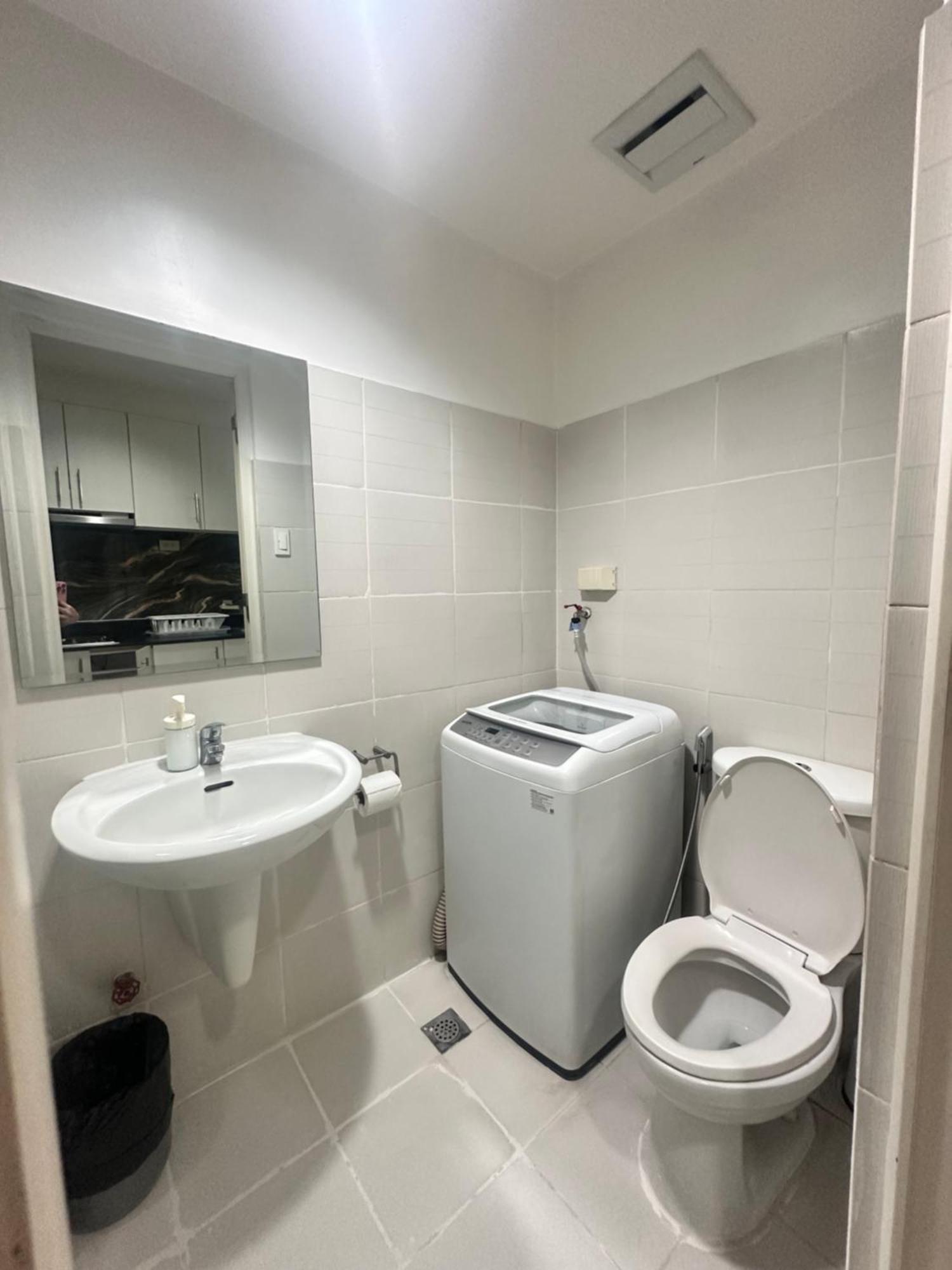 1bedroom With Balcony Facing Moa Apartment Manila