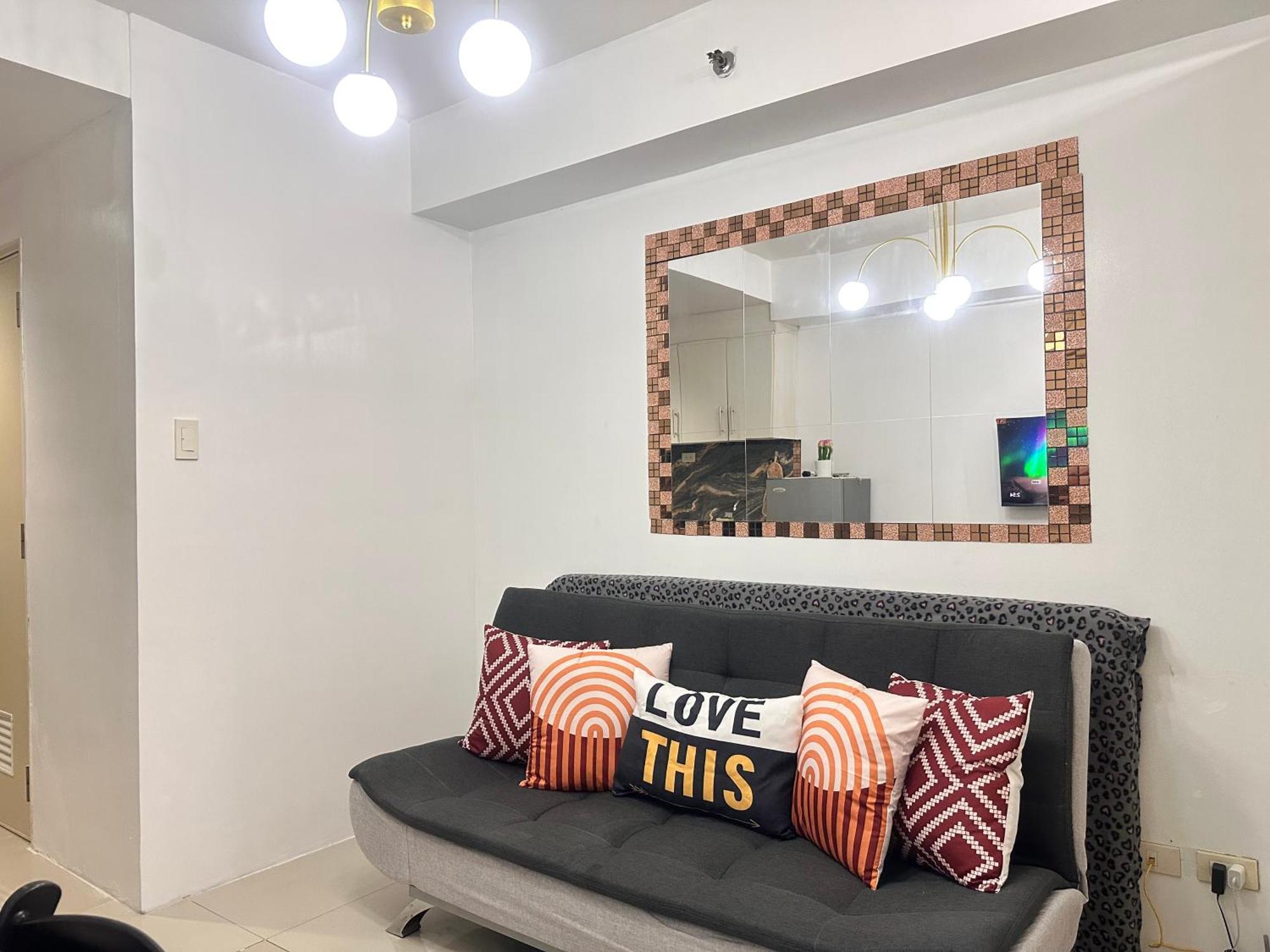 1bedroom With Balcony Facing Moa Apartment Manila